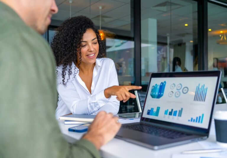 Beratungsgespräch zu SAP Business One mit Auswertungen am Laptop